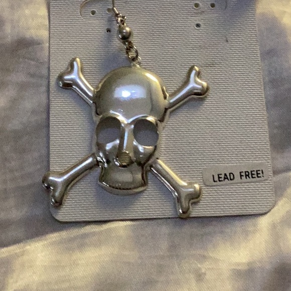 👻NWT Skelton Hanging Pierced Earrings Brand New Closet Must Have 👻 - Picture 3 of 6